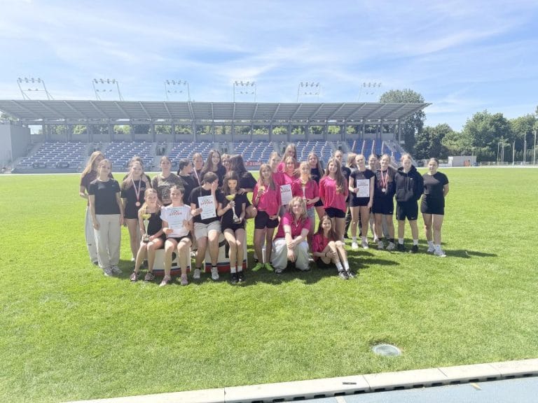Triumfy szkół z PSP 3 i PSP 4 – podsumowanie rywalizacji SZS w trójboju lekkoatletycznym